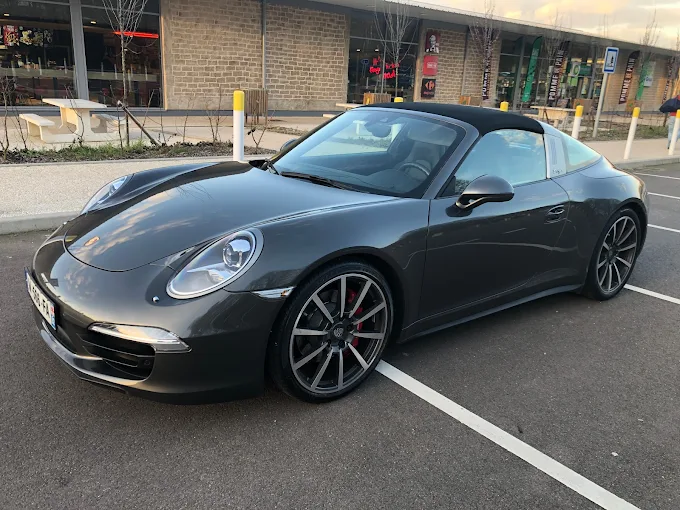Voiture grise Porsche 911 Carrera