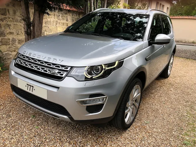 Voiture grise Land Rover Discovery Sport