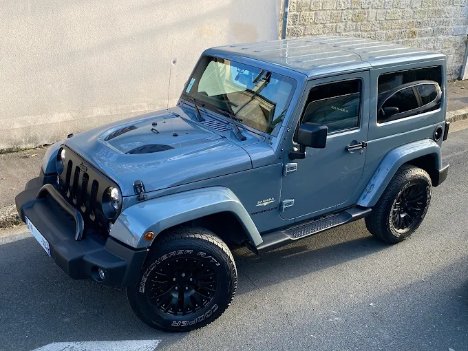 Voiture grise Jeep Wrangler