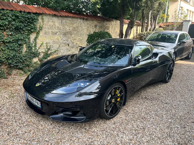 Voiture noire Lotus Evora