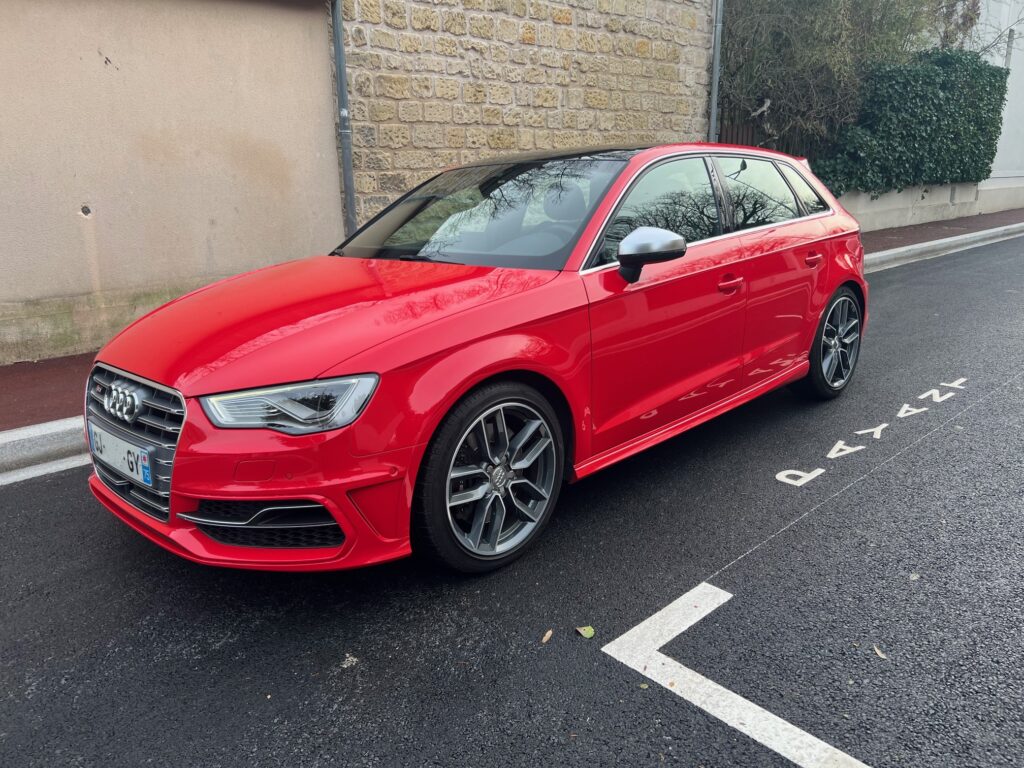Automobile rouge Audi S3