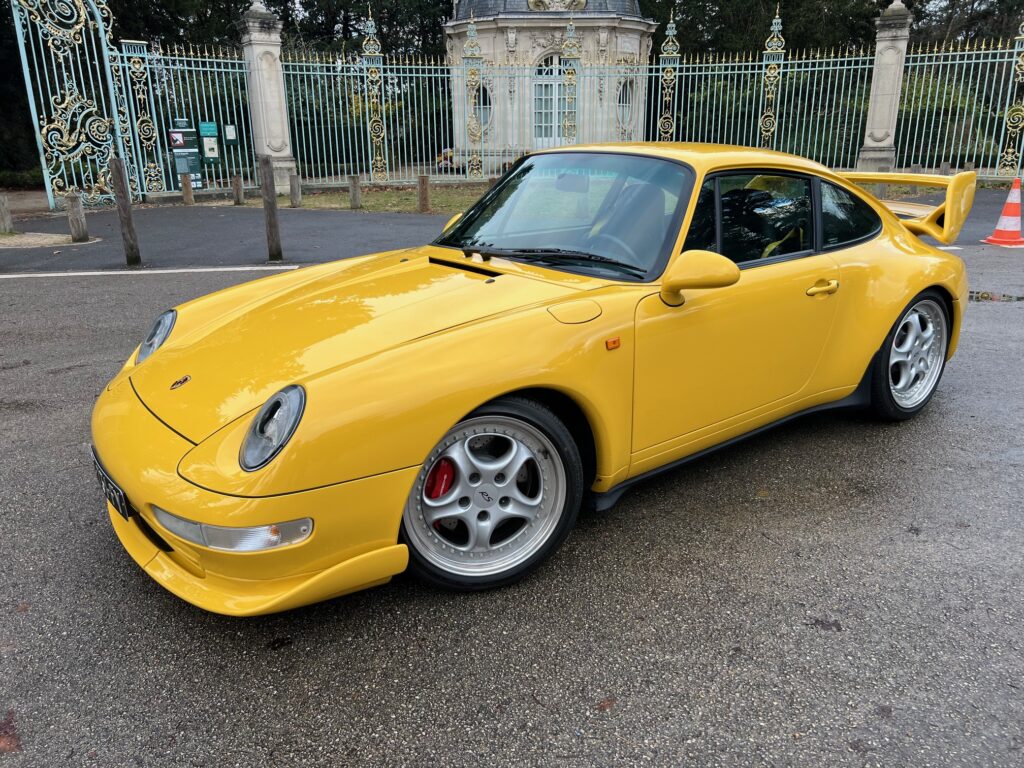 Automobile jaune Porsche 911 (993)