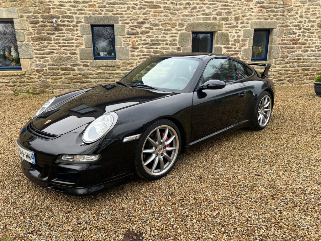 Automobile noire Porsche 911 (997)