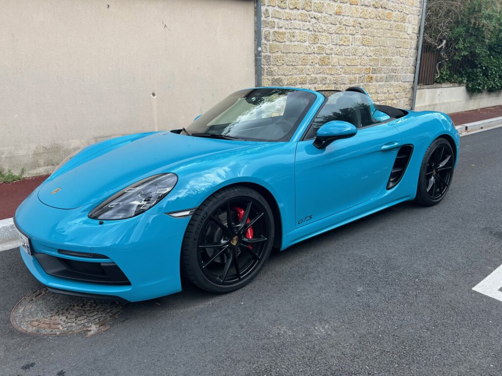 Automobile bleue ciel Porshe Boxster 718