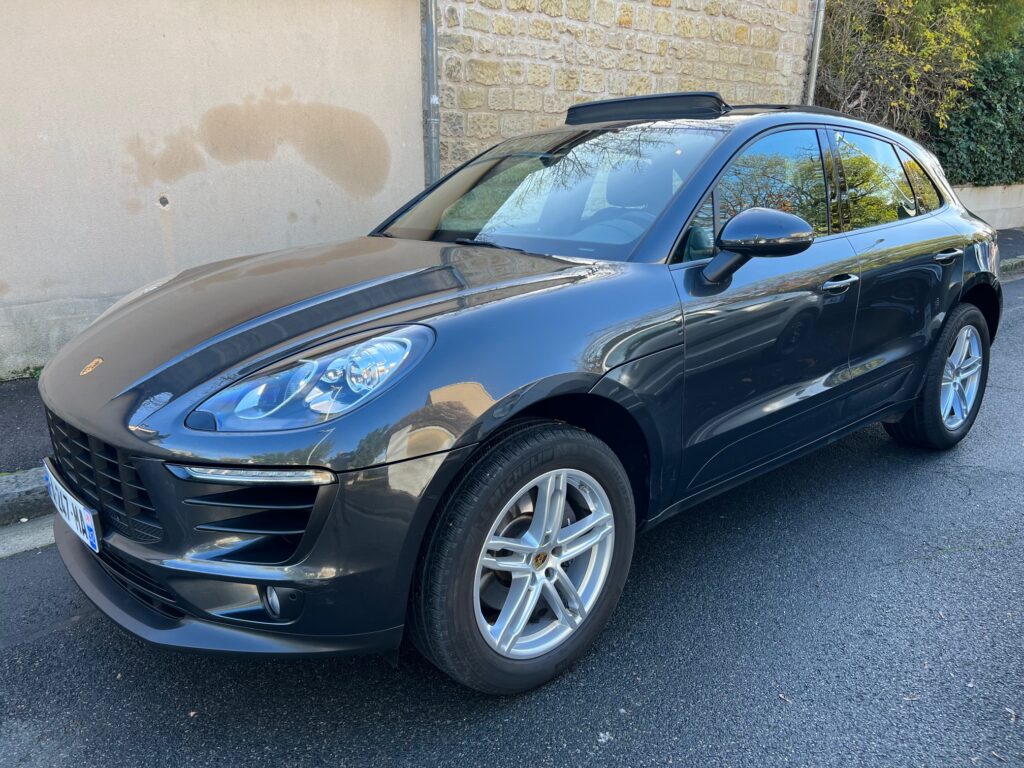 Automobile grise Porsche Macan