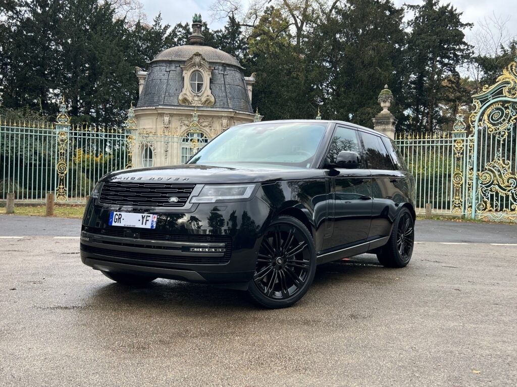 Automobile 4x4 noire Range Rover V