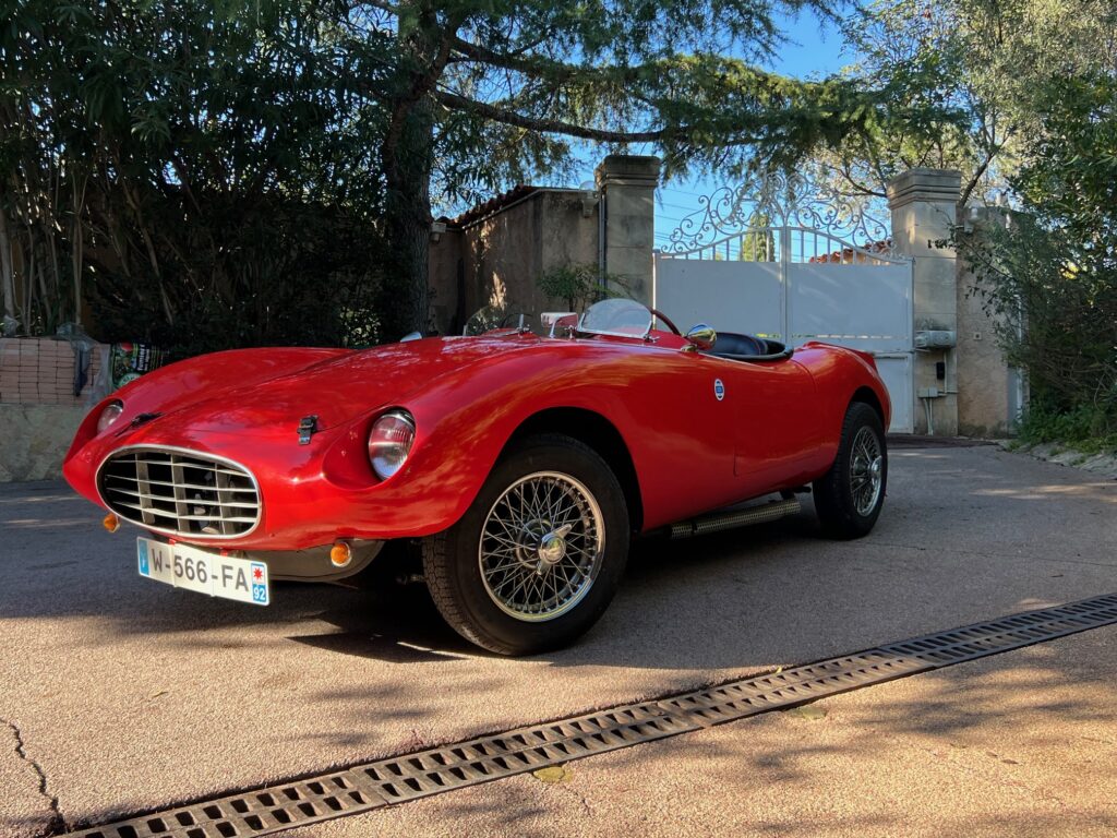 Automobile rouge Sammio Spyder